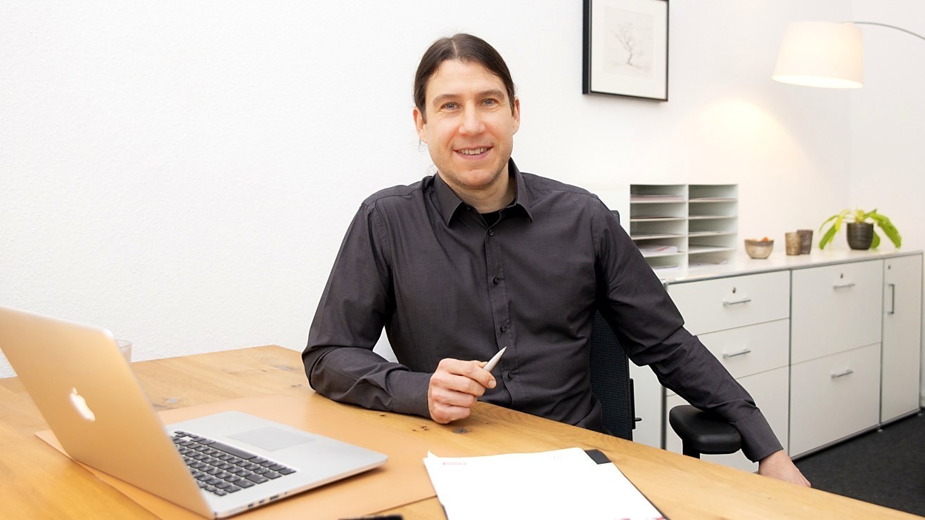 Dr. Johannes Harbort, Diplom-Psychologe und Psychologischer Psychotherapeut, am Schreibtisch seiner Praxis in Wiesbaden
